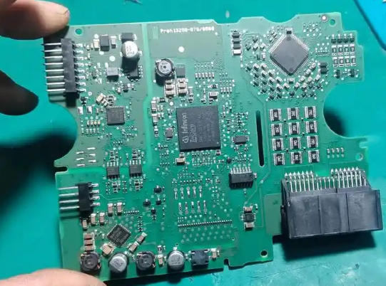 48V供電架構中聚合物固態電容的紋波吸收能力解析